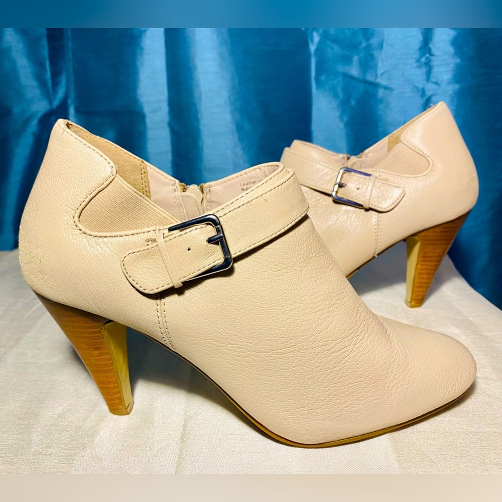 Alfani Shirlee Cream Leather Ankle Boots - Women’s Size 9.5 - Preowned